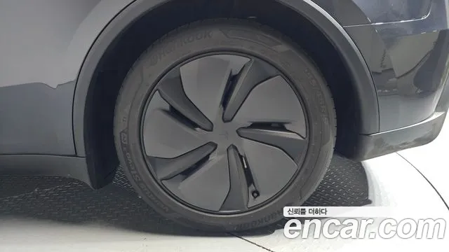 Tesla Model Y — Фото автомобиля 16