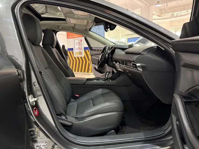 Mazda Axela — Фото автомобиля 11