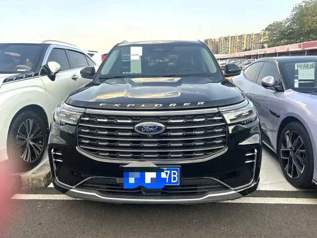 Ford Explorer — Фото автомобиля 2