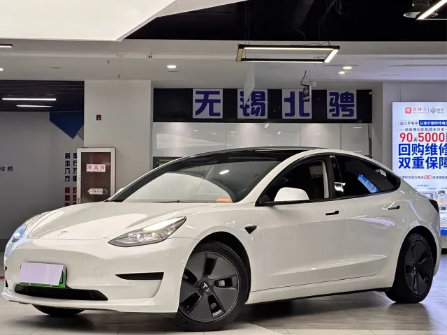 Tesla Model 3 — Фото автомобиля 2