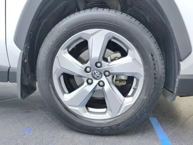 Toyota RAV4 — Фото автомобиля 6