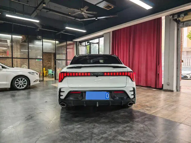 Lynk & Co 03 — Фото автомобиля 11