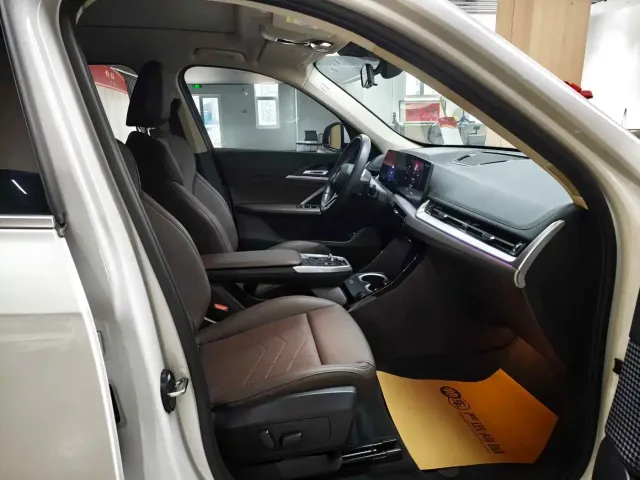 BMW BMW iX1 2023 eDrive25L M Sport Package — Фото автомобиля 9