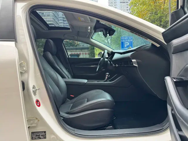 Mazda Axela — Фото автомобиля 8