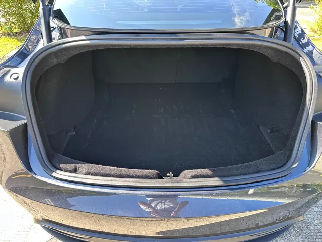 Tesla Model 3 — Фото автомобиля 11