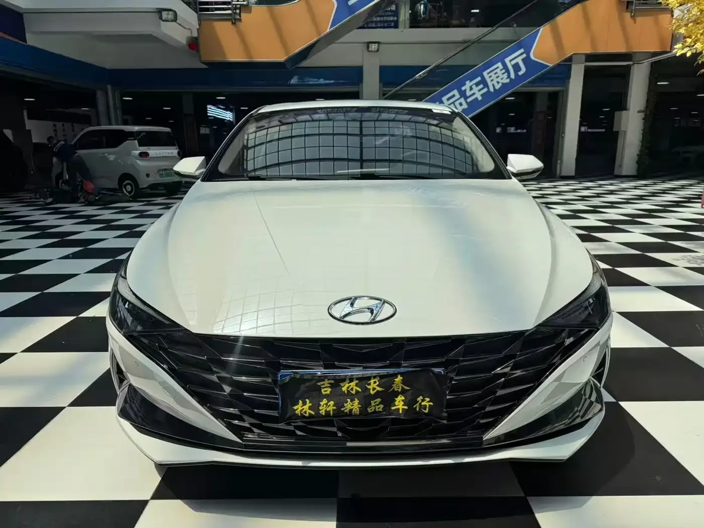 Hyundai Elantra 2022 1.5L CVT LUX Premium Edition — Фото автомобиля 3