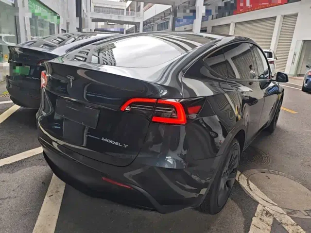 Tesla Model Y — Фото автомобиля 6