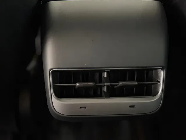 Tesla Model 3 — Фото автомобиля 10