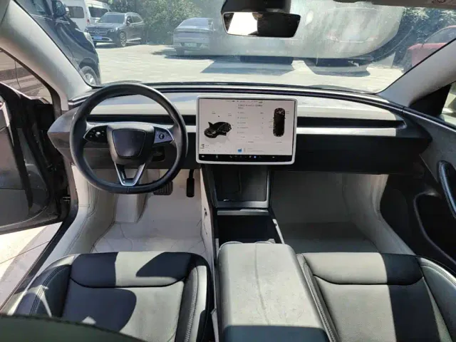 Tesla Model 3 — Фото автомобиля 9