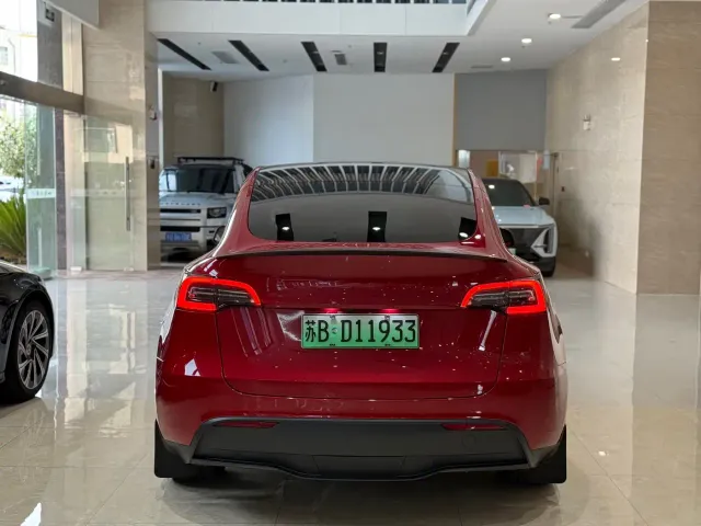 Tesla Model Y — Фото автомобиля 13