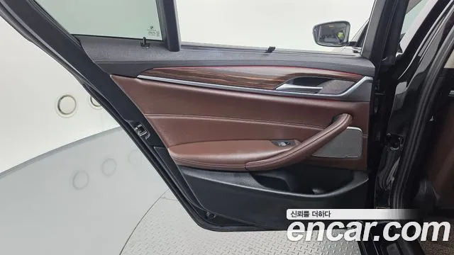 BMW 5 Series G30 — Фото автомобиля 14