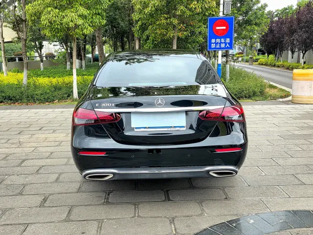 Mercedes-Benz E-Class — Фото автомобиля 5