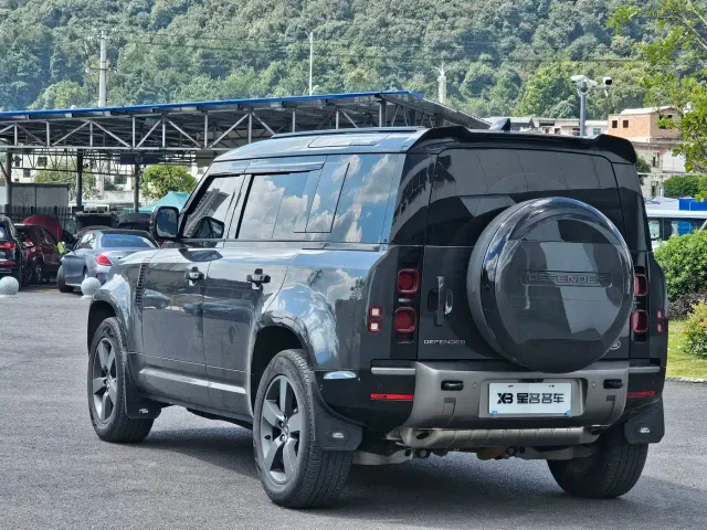 Land Rover Defender — Фото автомобиля 15