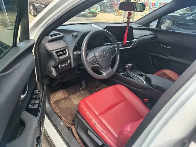 Lexus UX — Фото автомобиля 3