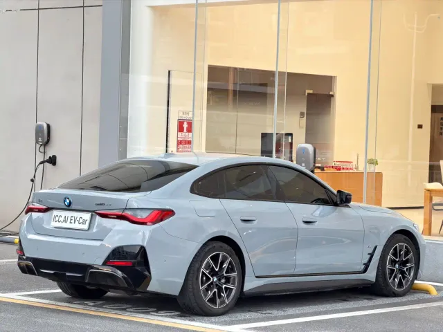 BMW i4 — Фото автомобиля 16