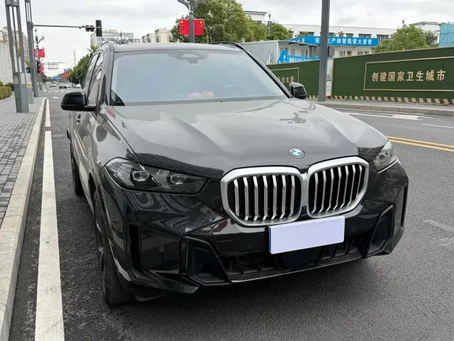 BMW BMW X5 2025 Model xDrive 30Li Exclusive M Sport Blackout Package — Фото автомобиля 3