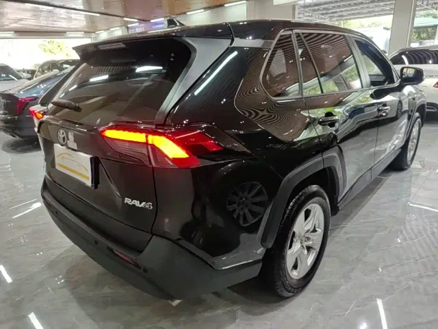 Toyota RAV4 — Фото автомобиля 6