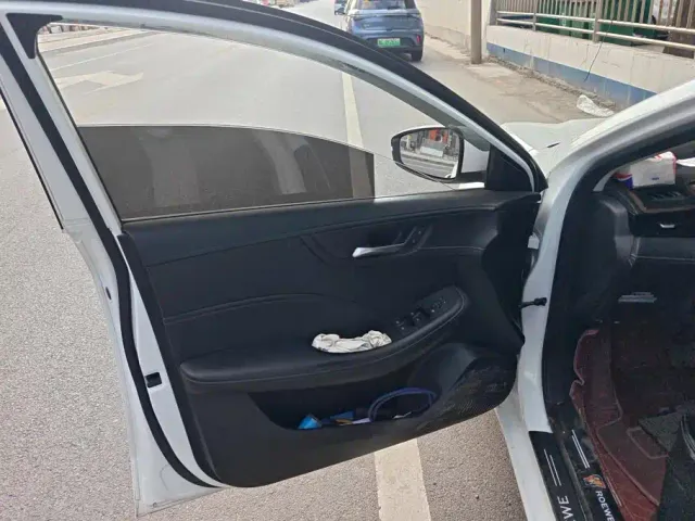 Roewe i5 — Фото автомобиля 7
