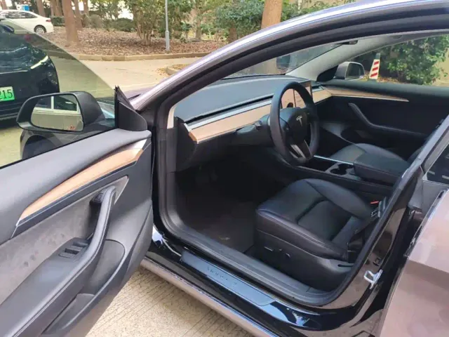 Tesla Model 3 — Фото автомобиля 15