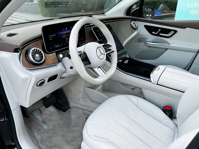 Mercedes-Benz EQE SUV — Фото автомобиля 10