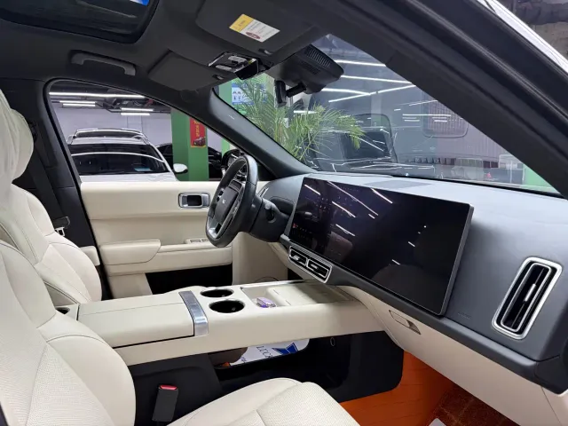 Li Auto L8 — Фото автомобиля 9