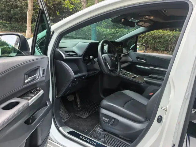 Toyota Granvia — Фото автомобиля 7