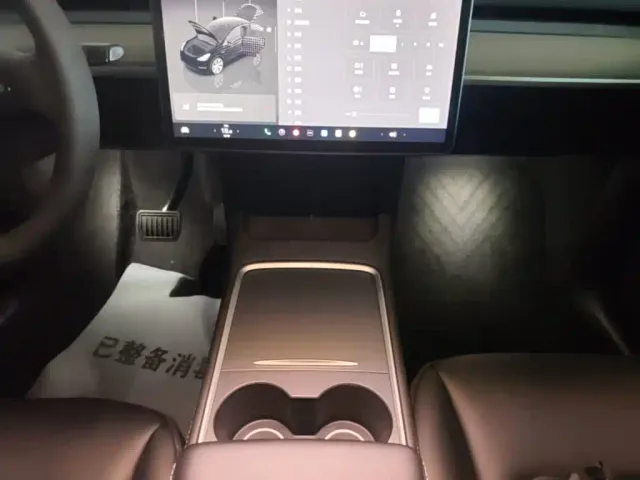 Tesla Model Y — Фото автомобиля 13