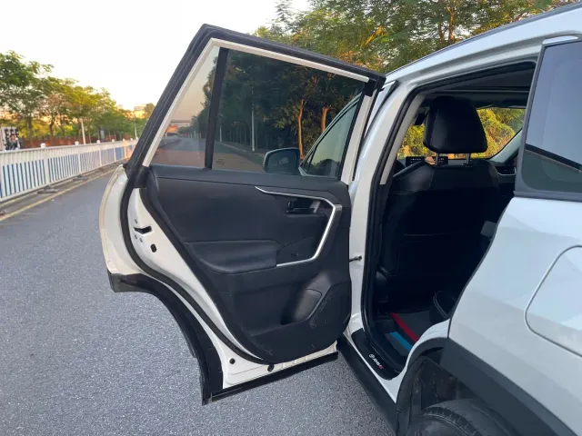Toyota RAV4 — Фото автомобиля 29