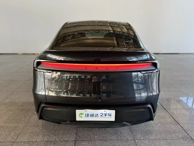 Tesla Model Y — Фото автомобиля 15