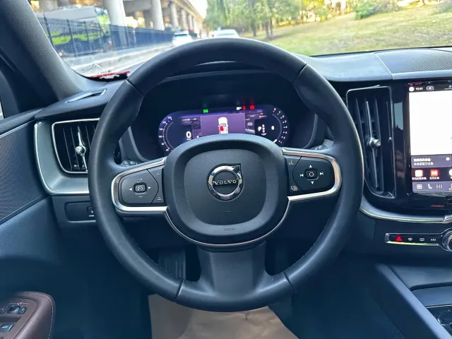 Volvo XC60 — Фото автомобиля 16
