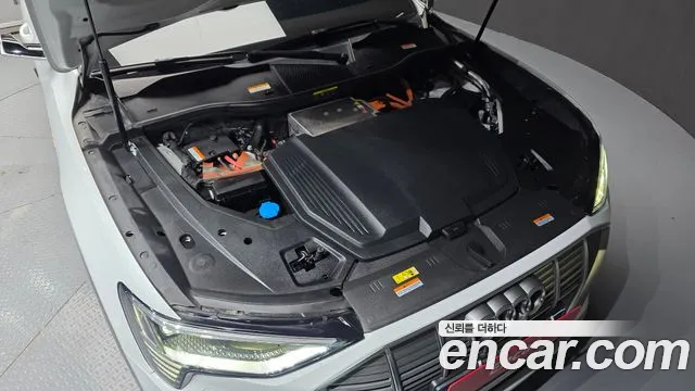 Audi e-tron — Фото автомобиля 4