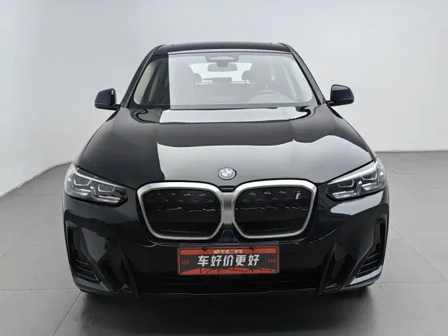 BMW iX3 — Фото автомобиля 3