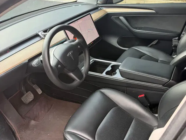 Tesla Model Y — Фото автомобиля 4