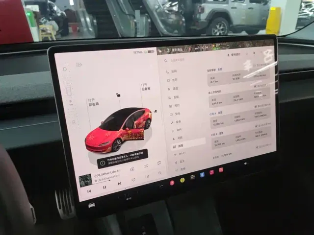 Tesla Model 3 — Фото автомобиля 12