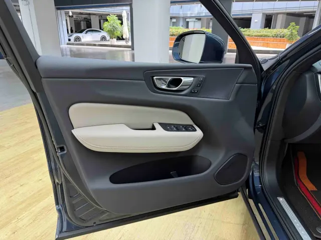 Volvo XC60 — Фото автомобиля 9
