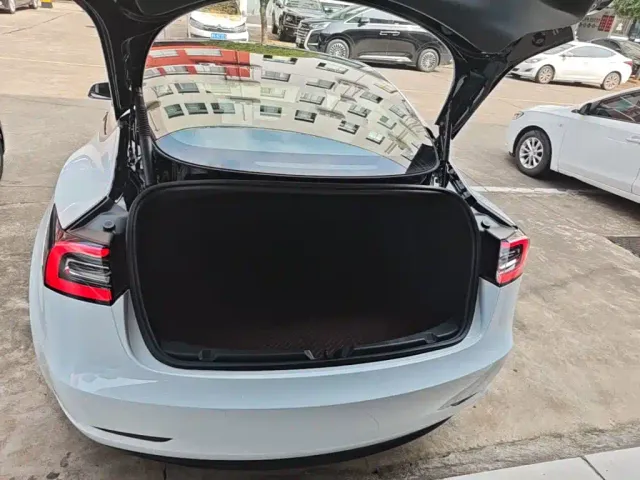 Tesla Model 3 — Фото автомобиля 18