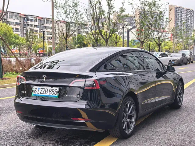 Tesla Model 3 — Фото автомобиля 4