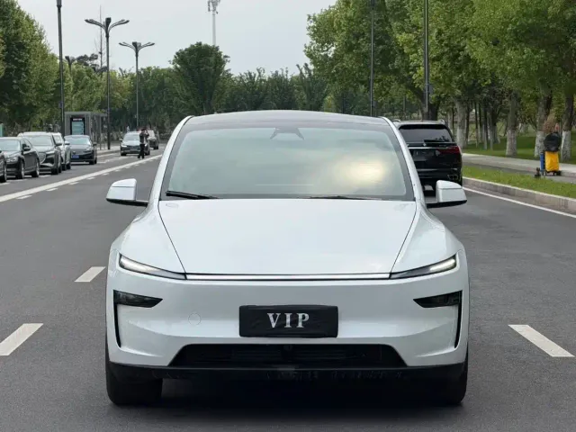 Tesla Model Y 2025 Rear-Wheel Drive — Фото автомобиля 2