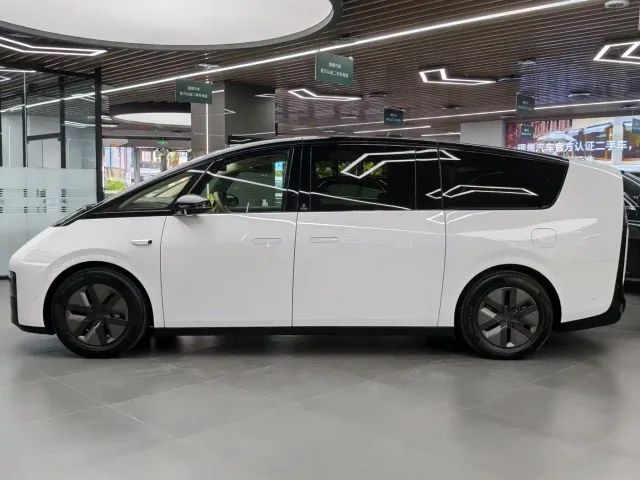 Li Auto MEGA — Фото автомобиля 4