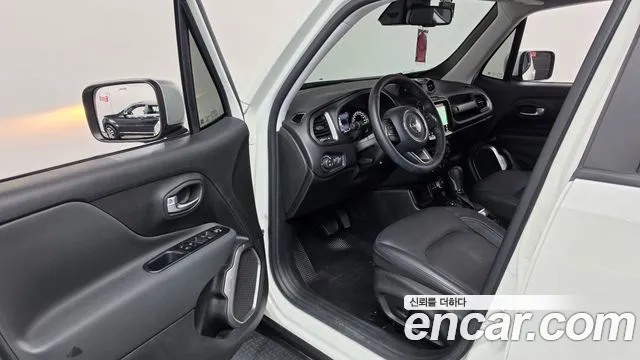 Jeep Renegade — Фото автомобиля 15