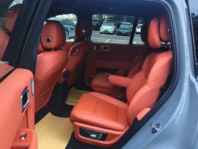 Li Auto L8 — Фото автомобиля 10