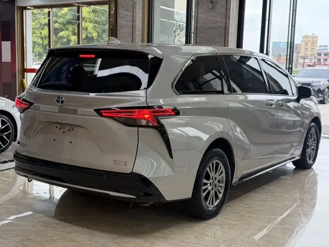 Toyota Sienna — Фото автомобиля 4
