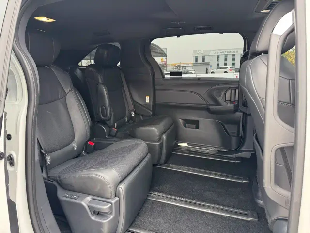 Toyota Sienna — Фото автомобиля 16