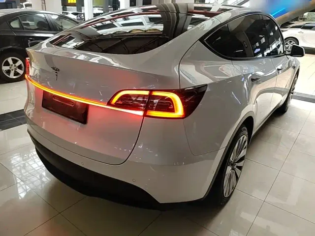 Tesla Model Y — Фото автомобиля 6
