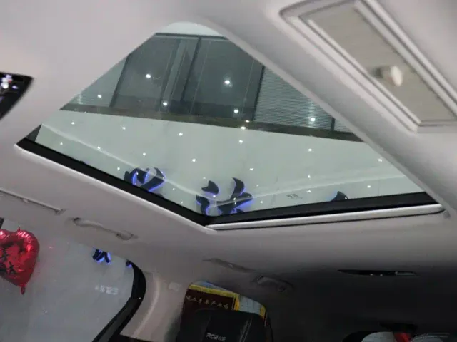 Roewe iMAX8 — Фото автомобиля 9