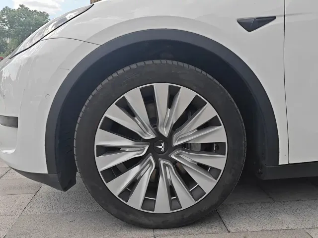 Tesla Model Y — Фото автомобиля 10
