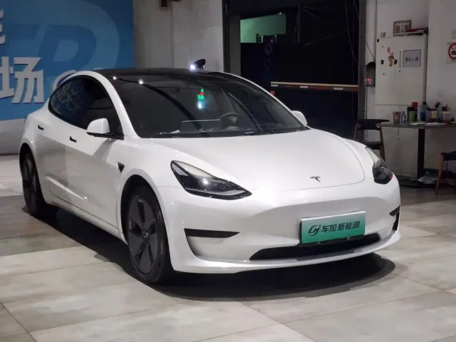 Tesla Model 3 — Фото автомобиля 3