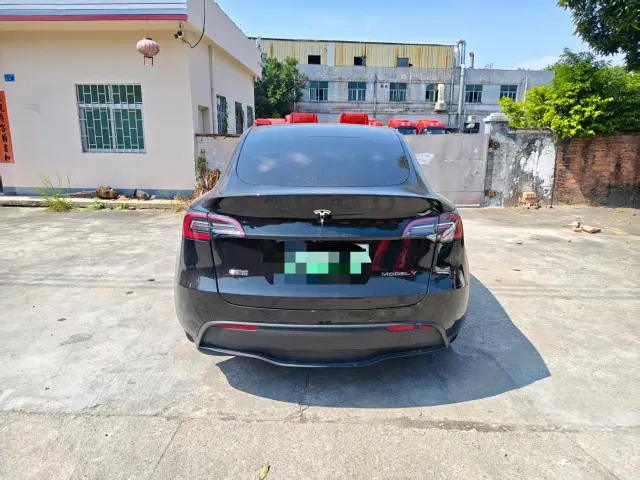 Tesla Model Y — Фото автомобиля 9