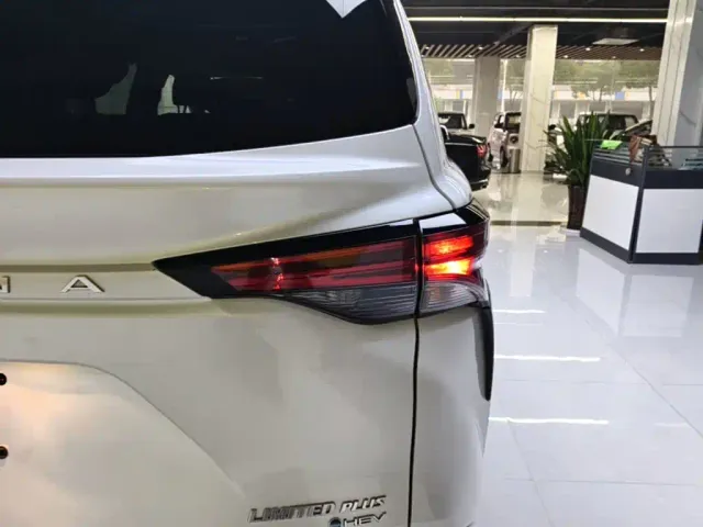 Toyota Sienna — Фото автомобиля 7