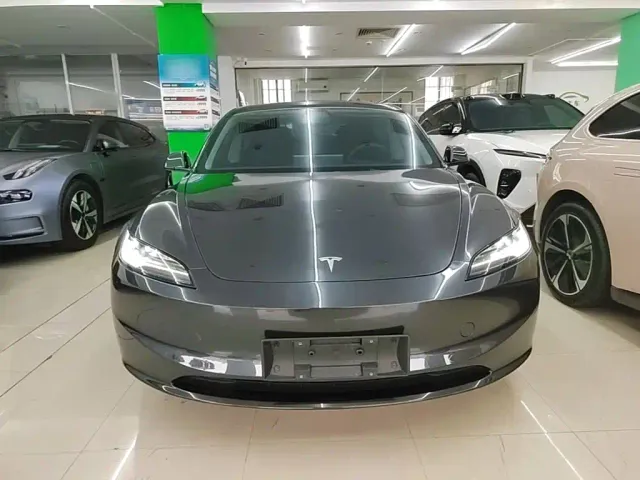 Tesla Model 3 — Фото автомобиля 2